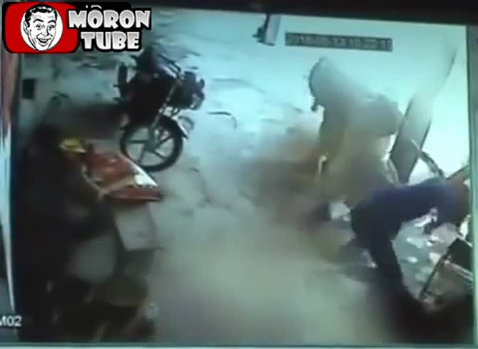 Video :In India, a girl's father and uncle stab her to death in an honor killing